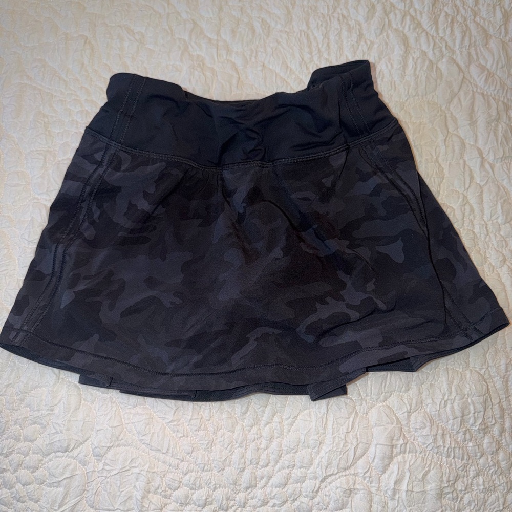 Lululemon Black Camouflage Skirt. Size 0